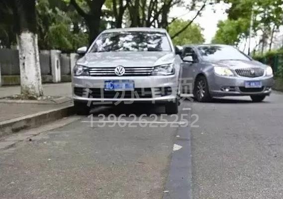 車停在車位也被貼處罰單子？交通警察：這三種停車方式也算違規(guī)！