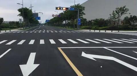 蘇州停車位劃線廠家解讀，道路交通標(biāo)志牌通常布置在什么區(qū)域？